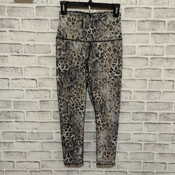 Women’s Evolution and Creation animal print high waist cropped leggings Small - Picture 1 of 4